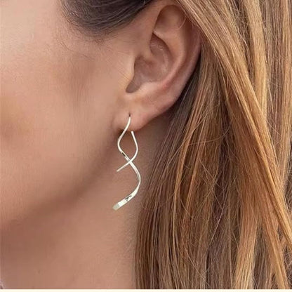 Silvervåg – Moderna och eleganta spiralörhängen i silver